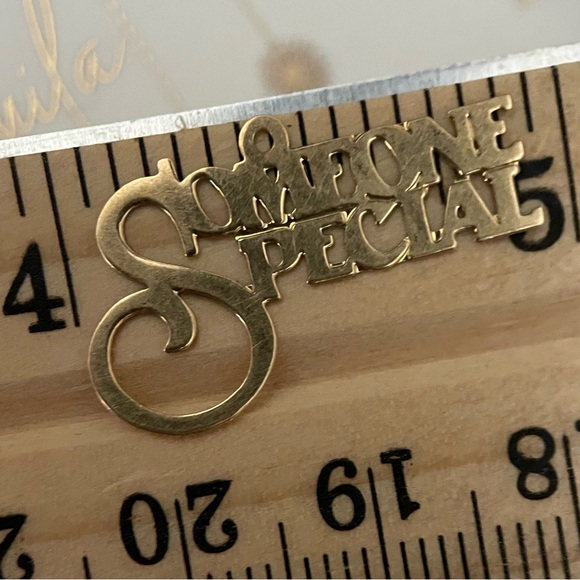 Vintage 14kt solid yellow gold SOMEONE SPECIAL script letters charm pendant 1” - Picture 7 of 8